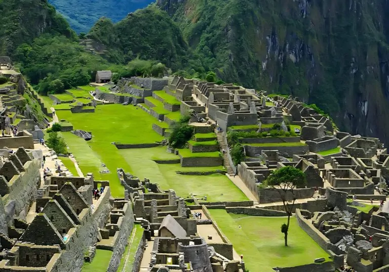 Ciudadela de Machu Picchu con Huayna Picchu al fondo