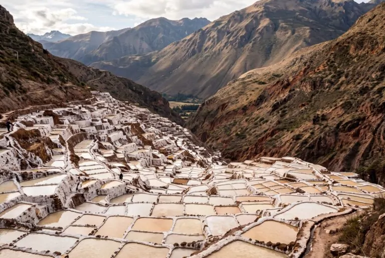 Pozas escalonadas de las salineras de Maras en la ladera