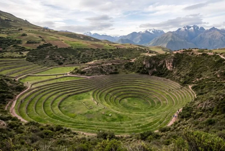 Anillos de terrazas incas de Moray vistos desde lo alto