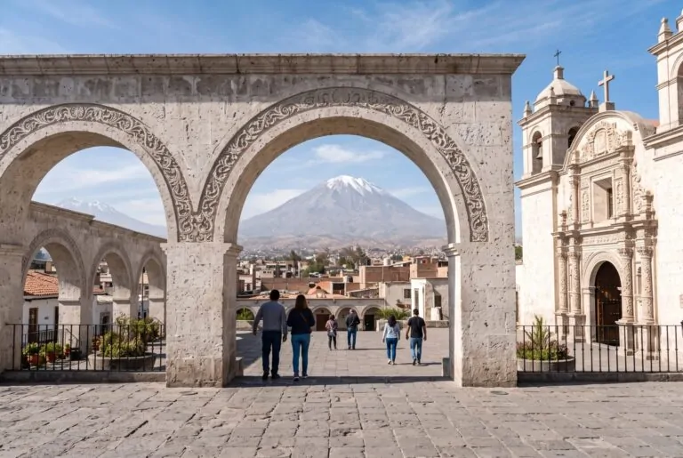 Arcos de sillar del mirador de Yanahuara con el Misti al fondo