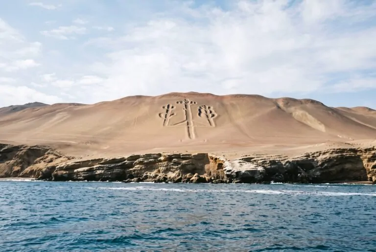 Geoglifo del Candelabro en la península de Paracas visto desde el mar
