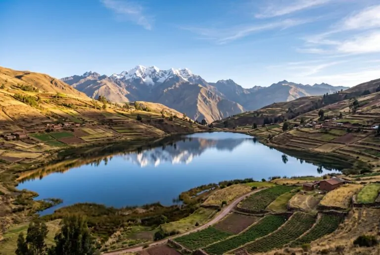 Laguna Piuray rodeada de campos de cultivo y cerros andinos cerca de Chinchero