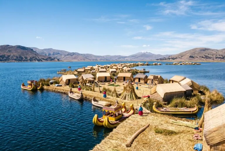Islas flotantes de los Uros hechas de totora en el lago Titicaca, Puno