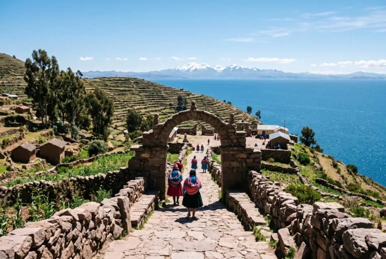 Arco de piedra y sendero en la isla Taquile con el lago Titicaca al fondo