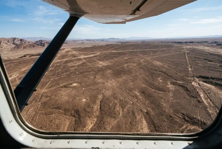 Geoglifo del colibrí de las Líneas de Nazca visto desde la avioneta
