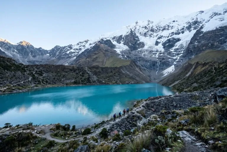Laguna Humantay de color turquesa al pie del nevado Humantay