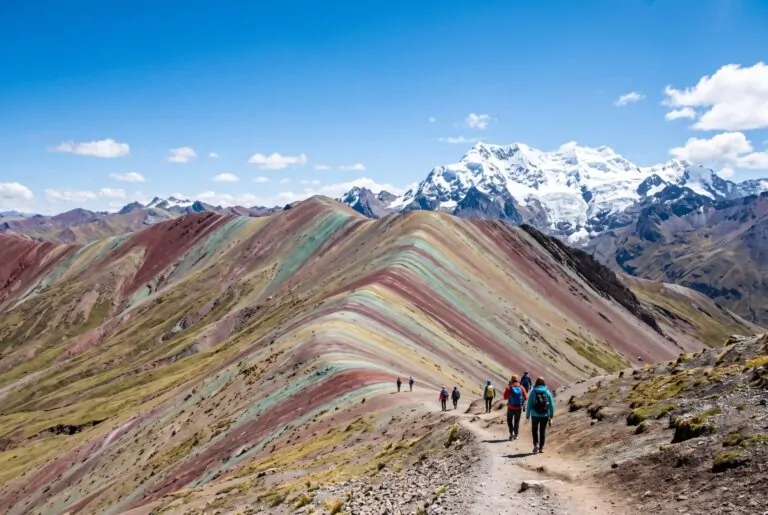 Montaña de Colores (Vinicunca) con el nevado Ausangate al fondo